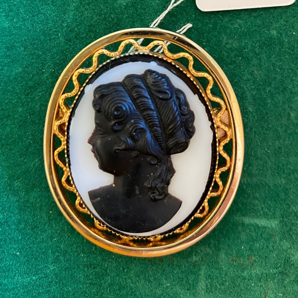 Vintage Cameo Brooch - Picture 2 of 5